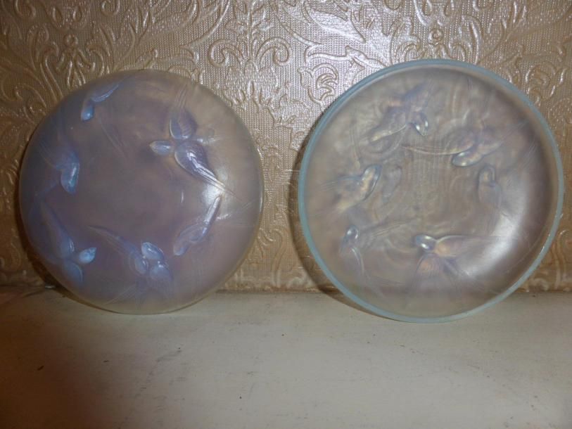 SABINO PARIS Deux vide poche en verre opalescent à décor en relief d'hirondelles&hellip;