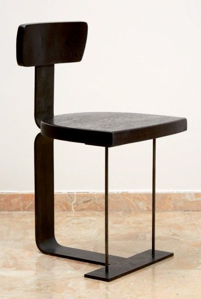 TRAVAIL FRANÇAIS Chaise en chêne teinté noir à structure en lame de métal plate,&hellip;