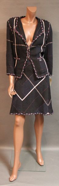 Null CHANEL Collection Croisière 2007 Tailleur en tweed de coton marine et rose,&hellip;