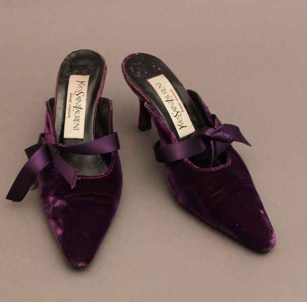 Null Yves SAINT LAURENT haute couture Paire de mules en velours violet, empeigne&hellip;