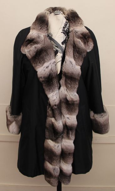 Null Manteau 3/4 noir en soie naturelle , bordure en chinchilla, doublé de vison&hellip;