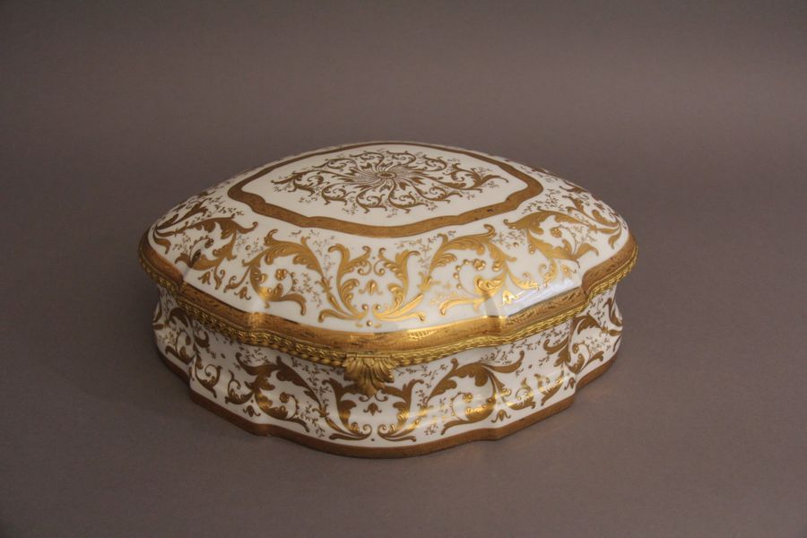 Null Camille LE TALLEC (1906-1991) Bonbonnière ovale chantournée en porcelaine à&hellip;
