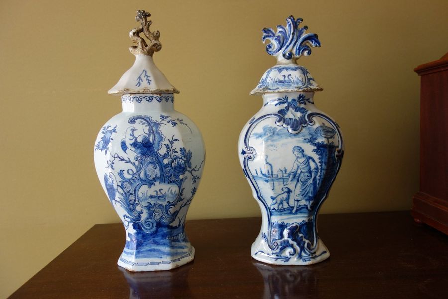 Null Deux vases couverts en faïence bleu-blanc dépareillés, DELFT (accidents) H &hellip;
