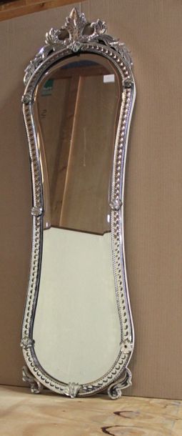 Null Miroir de forme allongée en verre de Venise à décor de fleurs H : 128 cm.