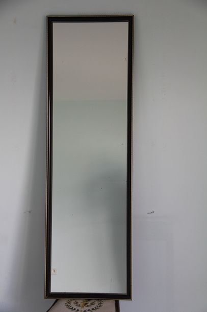 Null Glace rectangulaire en bois teinté 165,5 x 51 cm.