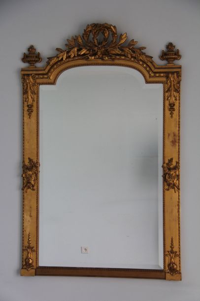 Null Glace en bois stuqué doré à fronton de guirlandes, style Louis XVI 140 x 90&hellip;