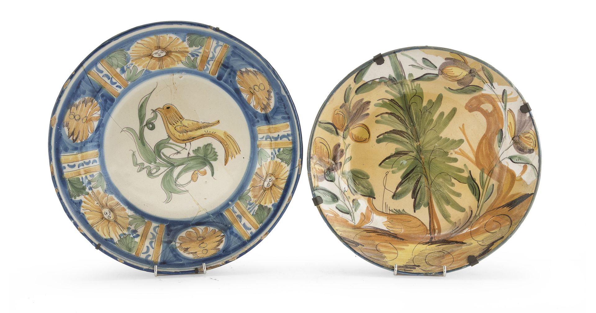 Null 两个马约里卡盘子，西班牙Talavera de la reina，18世纪末

多色的，有动物和鸟类的装饰。

直径29厘米×31.5厘米。

值得注&hellip;