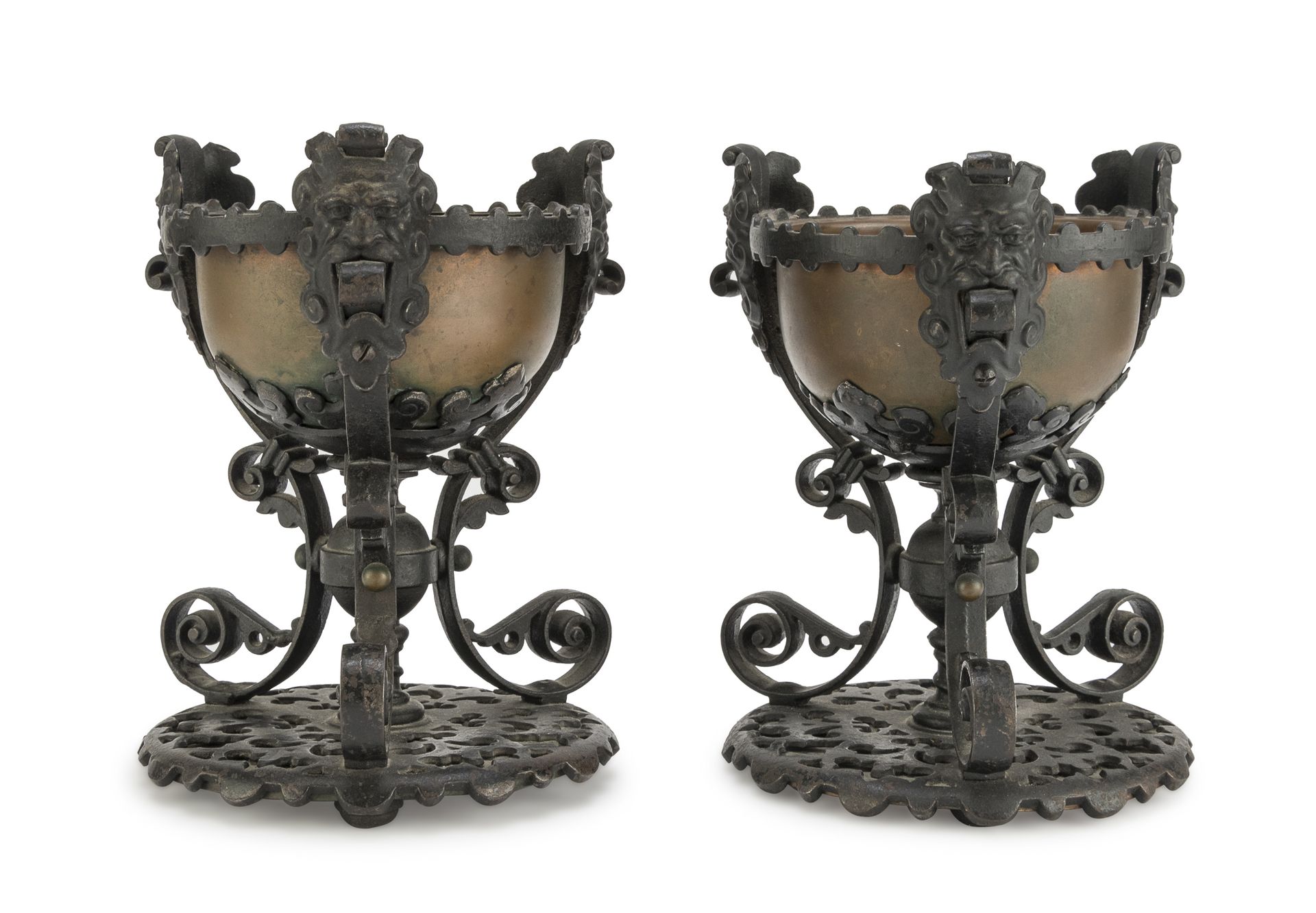 Null 一对铁杯，文艺复兴风格，20世纪初

有铜碗和带卷轴和叶子的立柱。边缘处的怪异头像。

尺寸为23 x 17厘米。