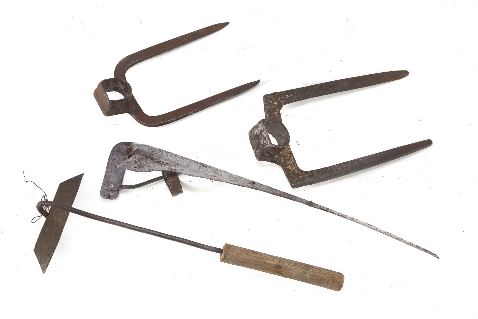 Null 大量的乡村工具，20世纪初

铁制的，由一把镰刀、一把耙子和两把草叉组成。

镰刀长度，cm. 57.