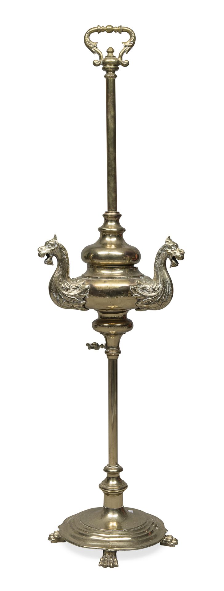 Null 大型铜质落地灯，20世纪

十八世纪的风格，有三个凿有神话动物图案的水口。圆形底座，铁脚。

尺寸为155 x 43 x 43厘米。