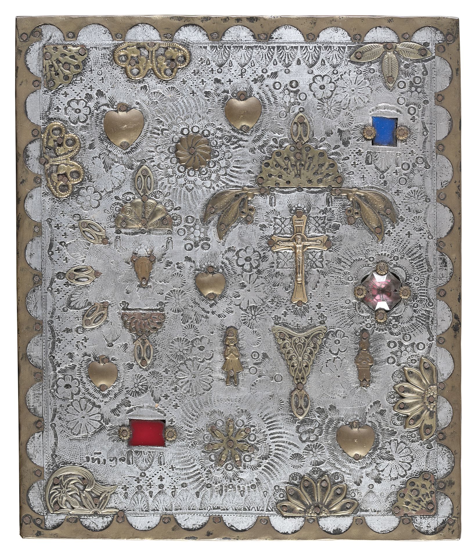 Null 金属图标，墨西哥，20世纪初

镀银的背景，镀金的金属和切割玻璃镶边的虔诚应用。木质支撑。

尺寸 cm. 27,5 x 23.