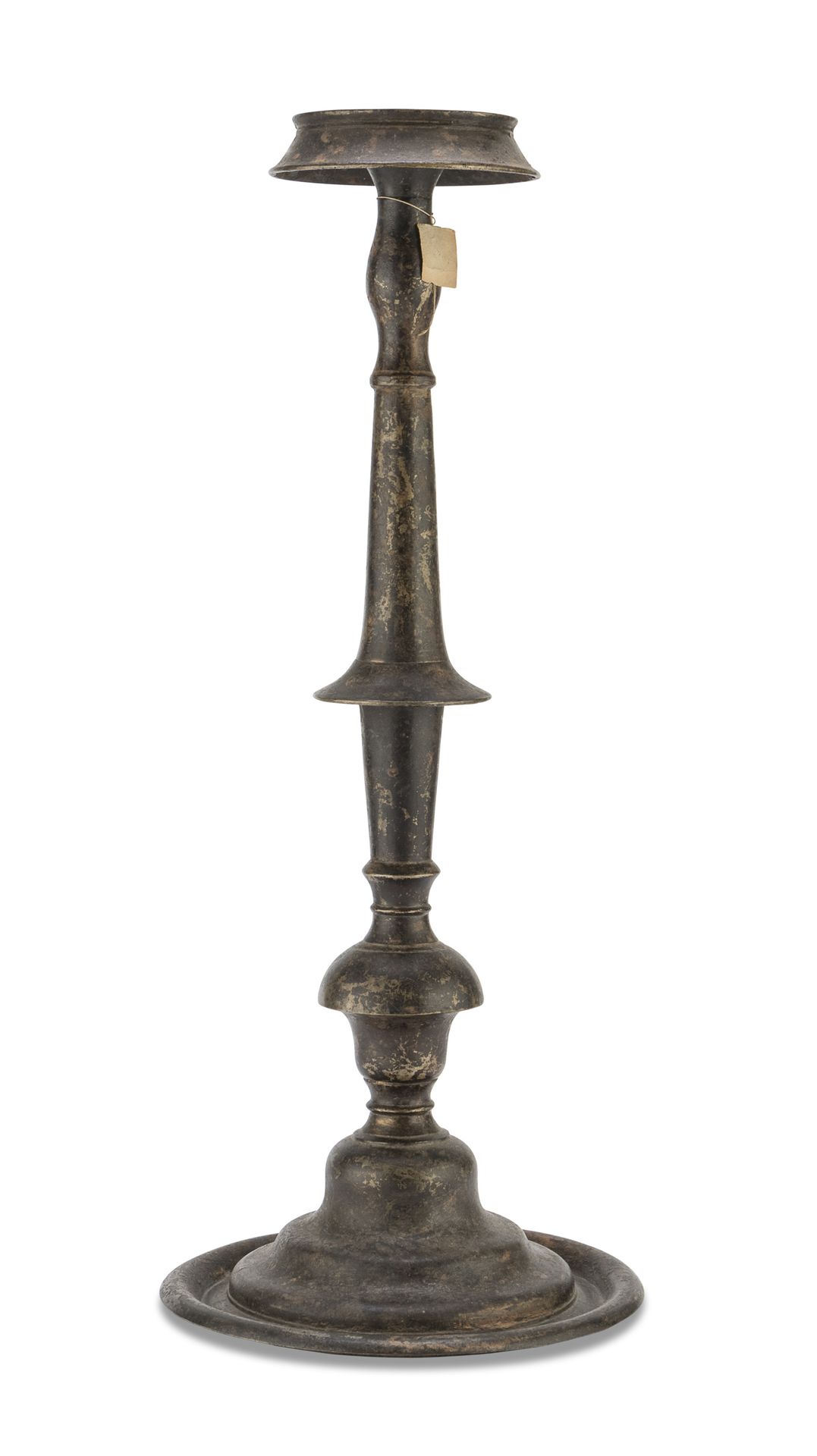Null 漆面金属烛台，19世纪

有钟形茎和圆盘脚。

尺寸为49 x 20厘米。