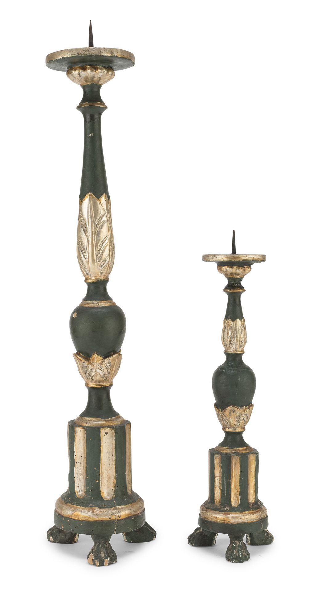 Null 两个漆面木制烛台，18世纪末

以绿色和金色为背景。茎上有多叶的结，菱形的基部。

高62厘米和37厘米。

返工。