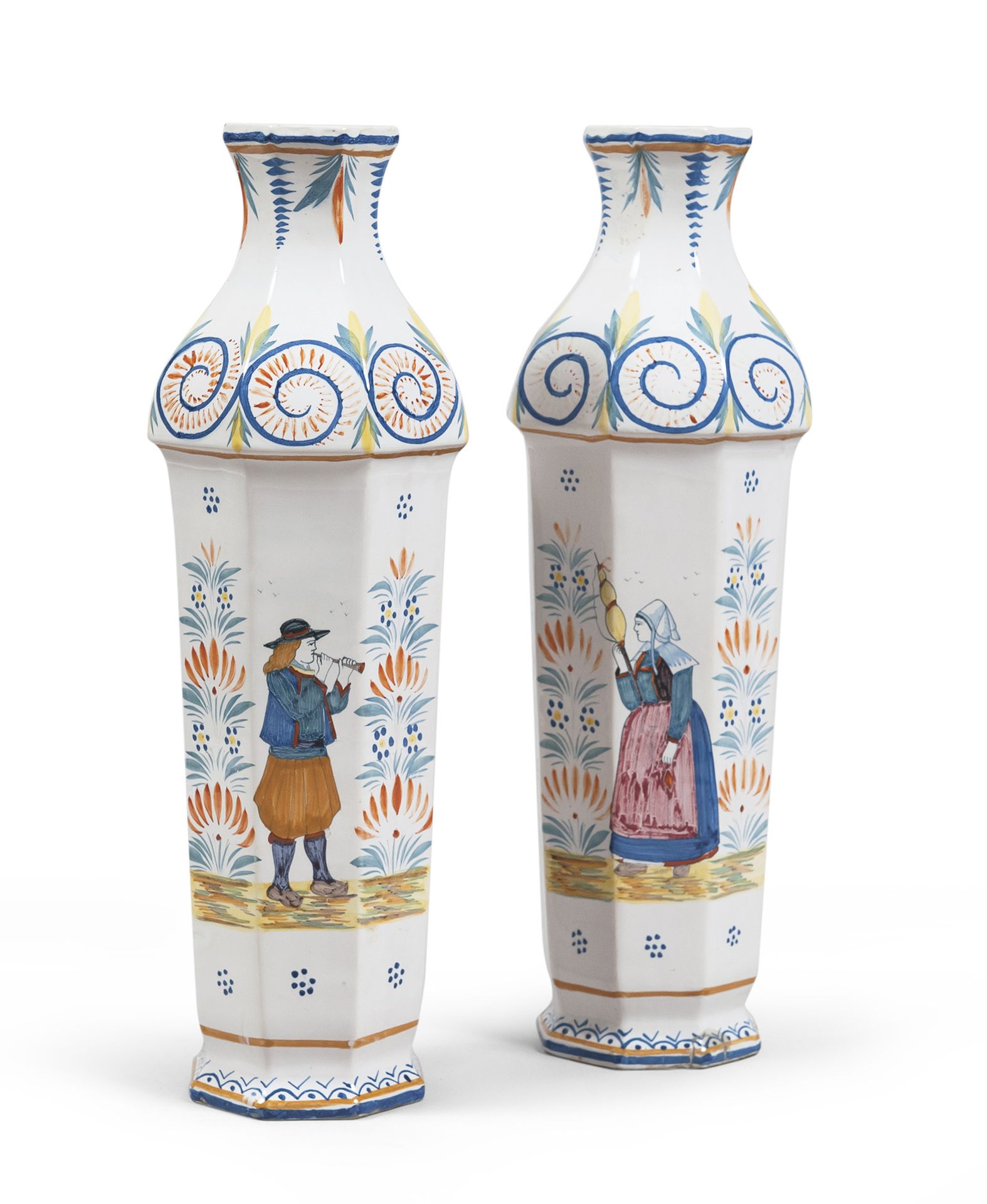 Null 一对陶瓷花瓶，Quimper法国 19世纪末

多角形，多色装饰，花卉图案和人物。

底座下有蓝色的签名。

尺寸 cm. 46 x 15.