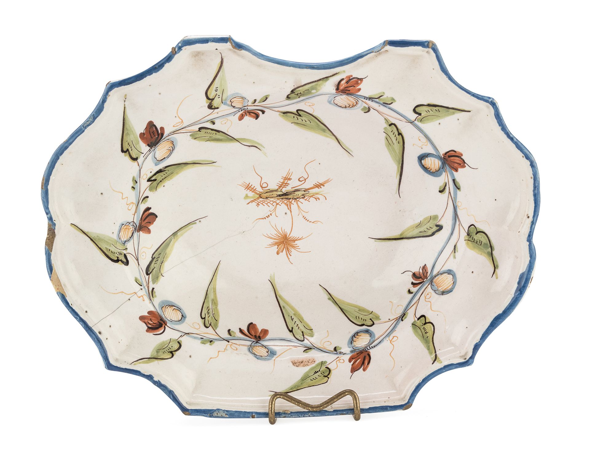 Null 马约里卡剃须盘，意大利北部 18世纪

白地上有多色花果装饰。多裂的mixtilinear 边缘。

尺寸为8 x 38 x 28.5厘米。

羊毛毡&hellip;