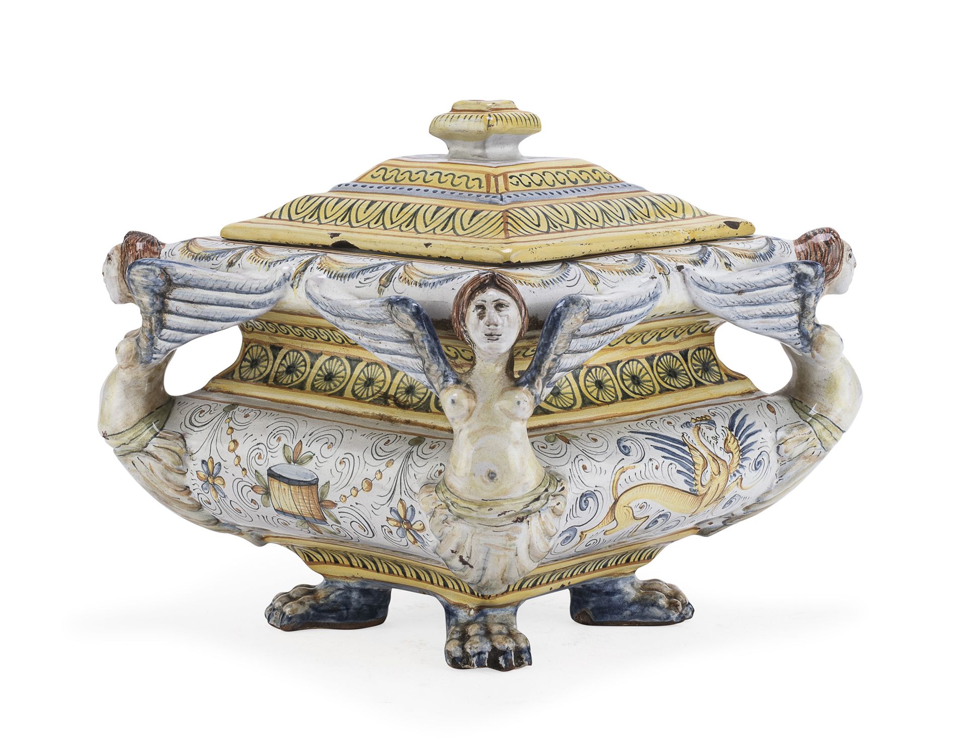 Null 带盖金刚砂花瓶，可能来自乌尔比诺，十九世纪

带有龙和鼓的多色怪异装饰。有翼的女性壁柱环，野性的脚。

尺寸为23 x 24 x 24厘米。