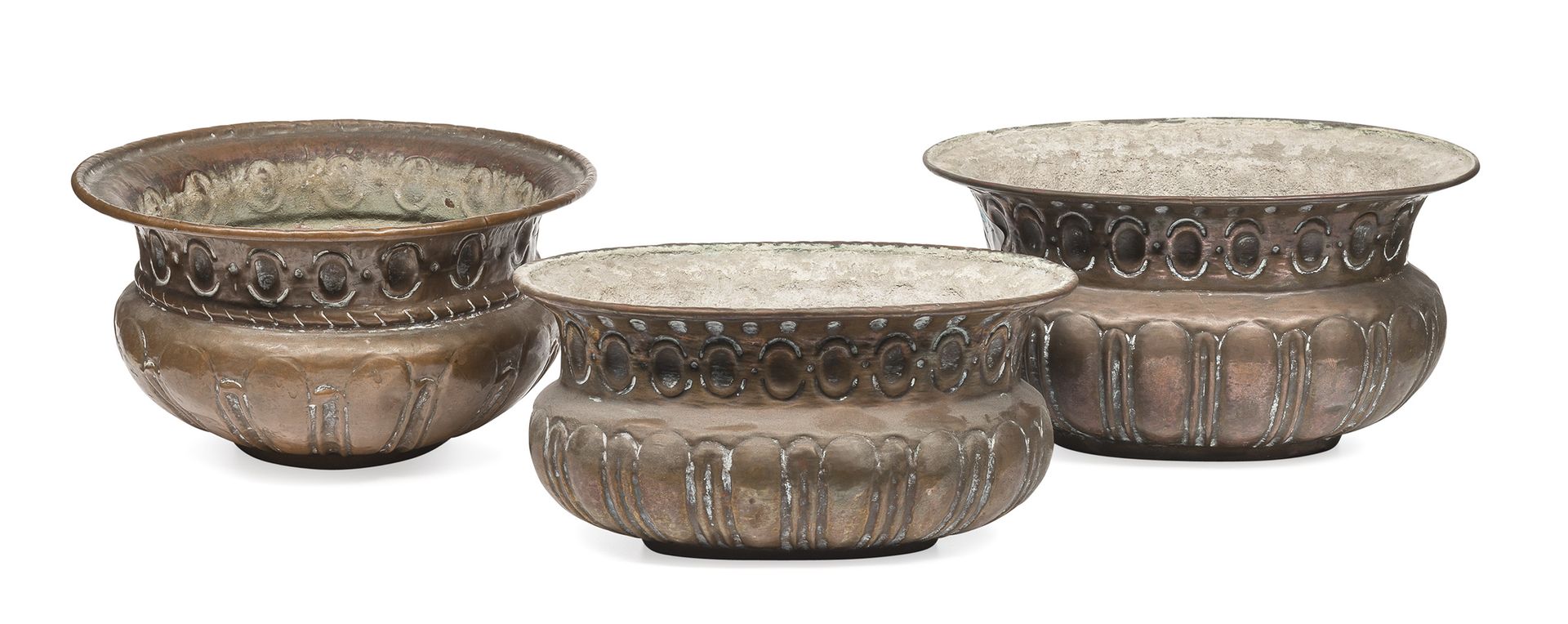 Null 三个小铜盆，18世纪末

带有压印的豆荚和润色。

最大尺寸为11 x 21厘米。
