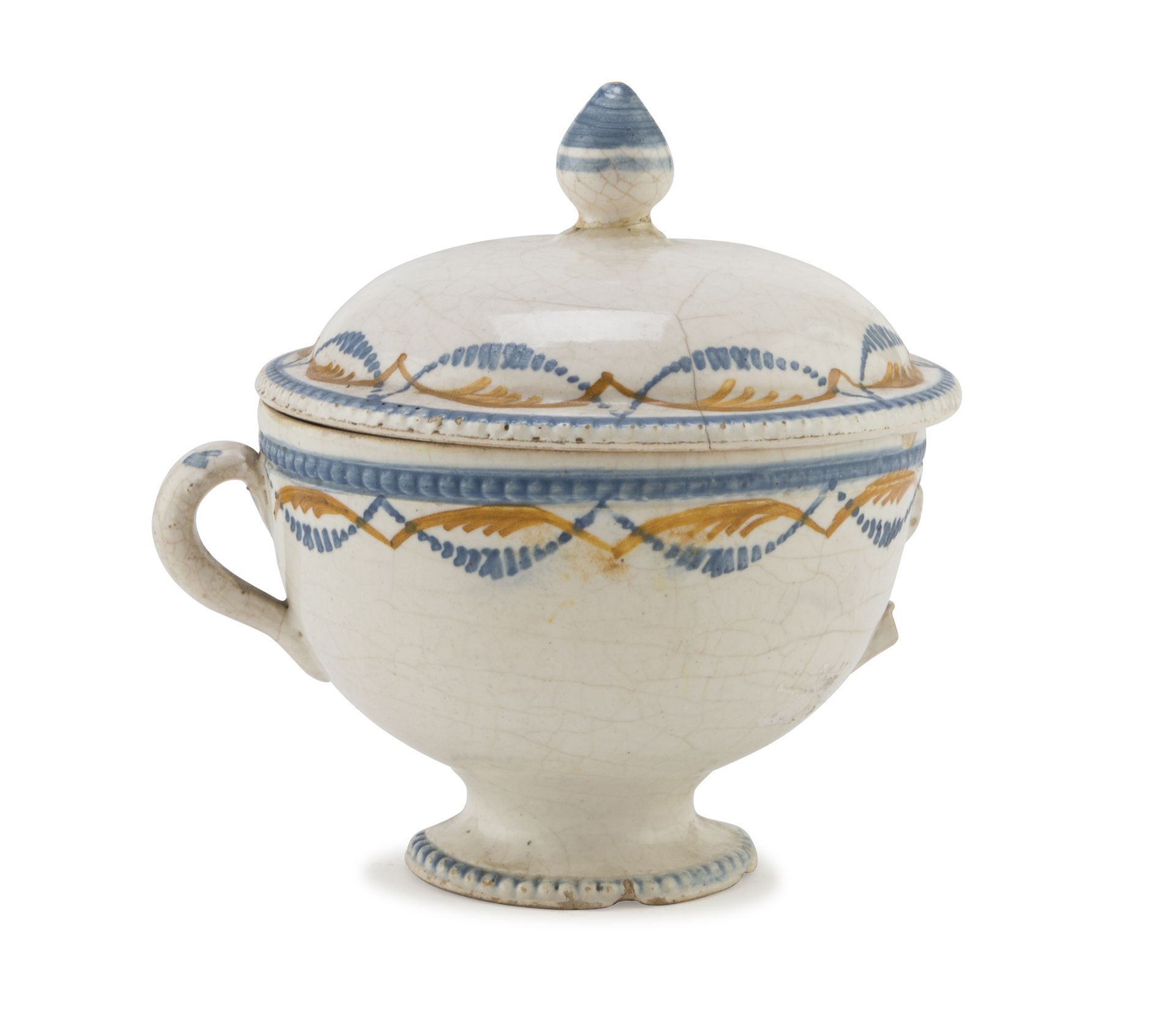 Null 意大利南部毛利卡儿童杯，19世纪初

白色，蓝色和赭石色的珐琅，有花纹装饰。

尺寸为17 x 15 x 14厘米。

一个手柄断裂，修复。