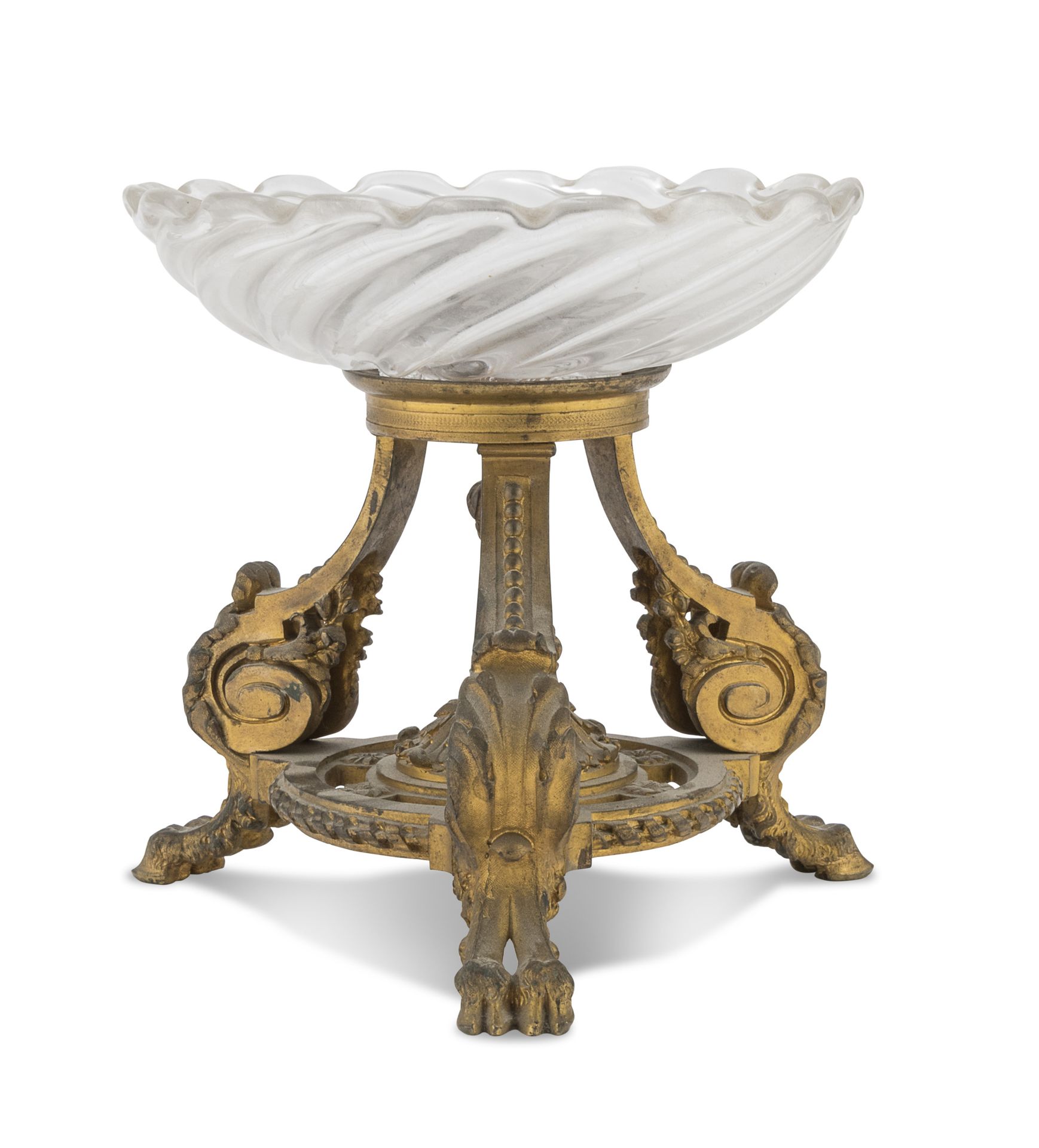 Null 小铜和玻璃水果碗，路易吉-十六晚期

有扭曲的碗和三柱形卷曲的底座，有山羊的脚。

尺寸为17 x 16.5厘米。