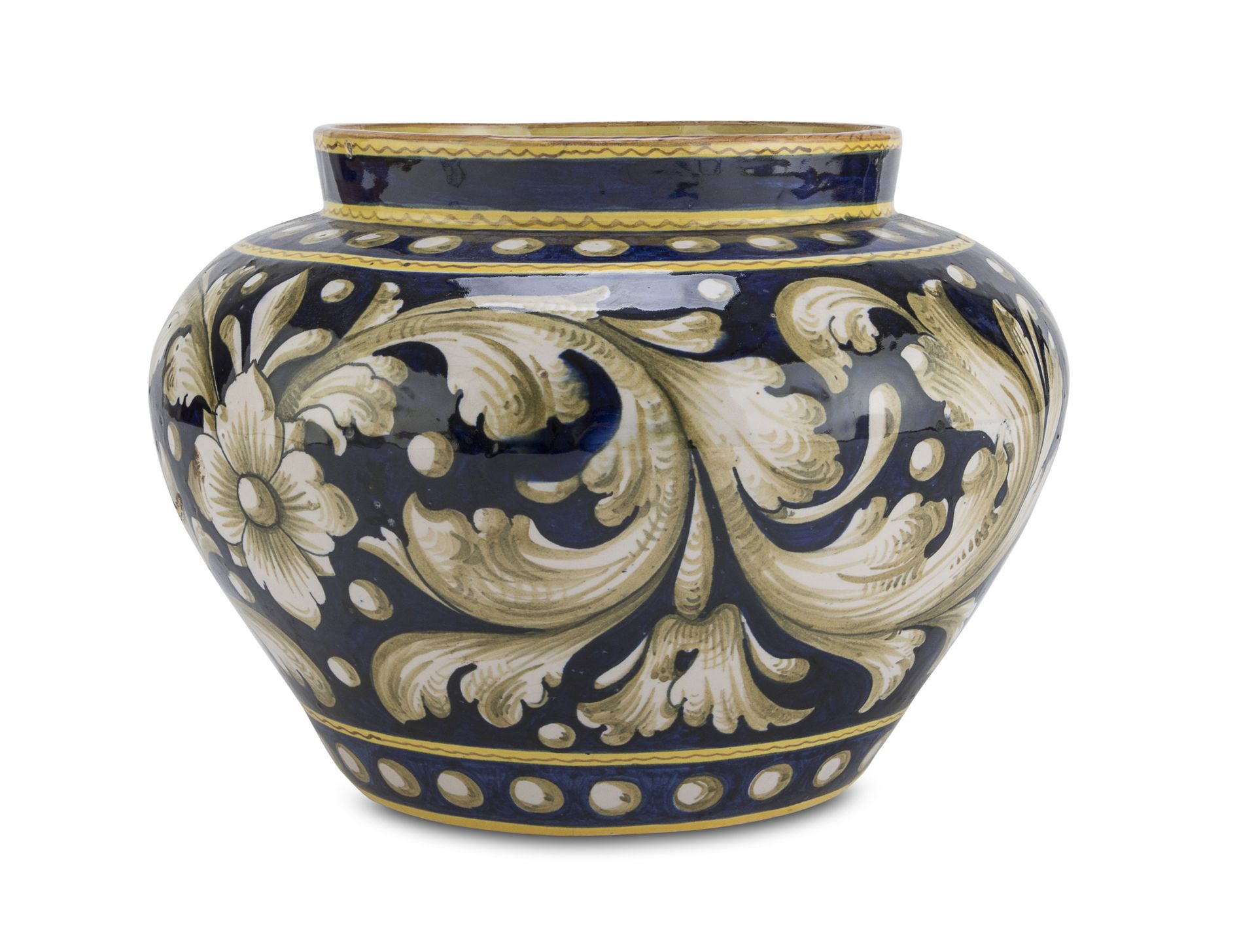 Null 陶瓷罐，可能是SANTAELLI 20世纪

钴质珐琅和多色的，有怪诞的装饰。

底座下有标记。

尺寸为20 x 28厘米。