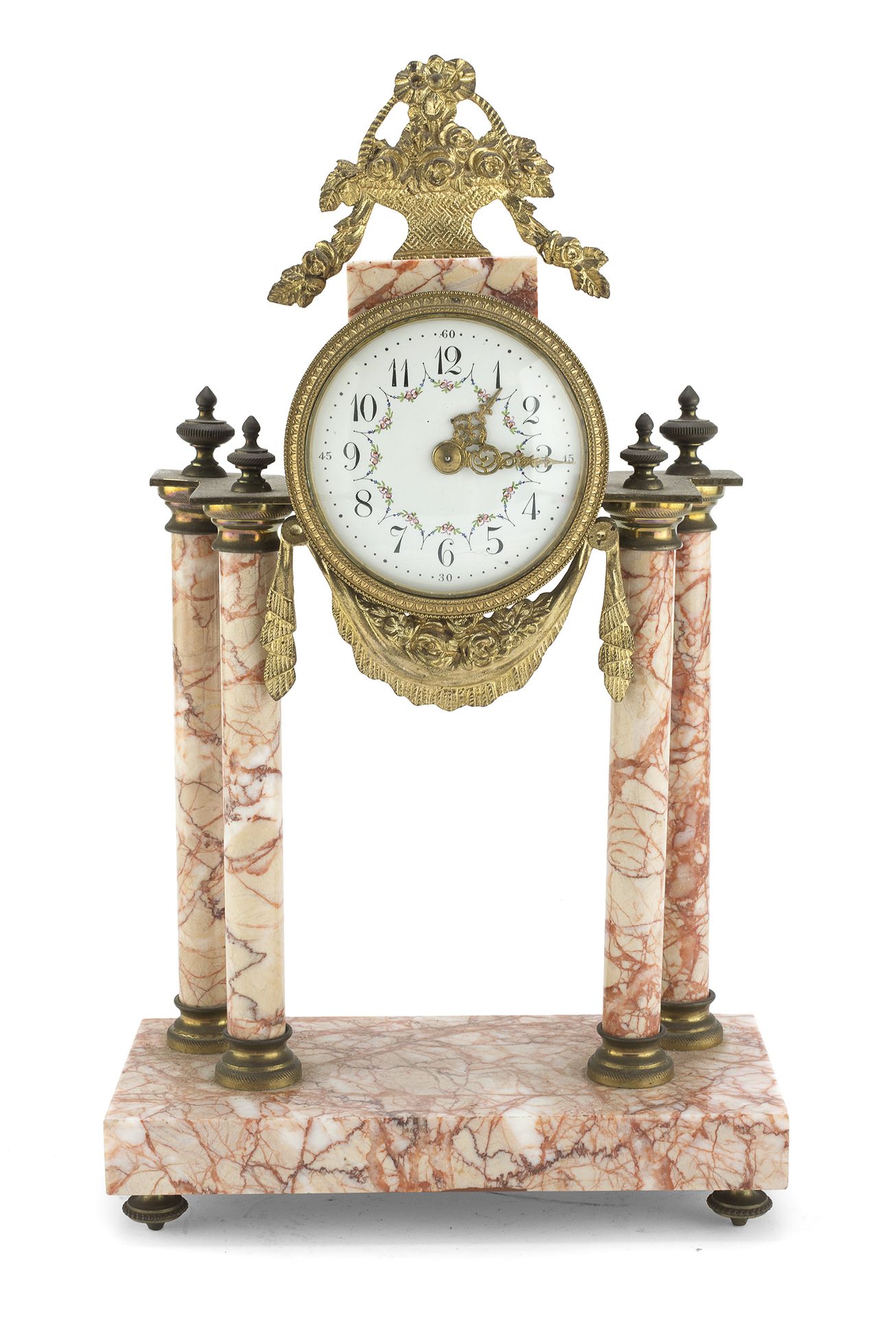 Null 粉红色维罗纳大理石台钟，19世纪末

路易十六风格，寺庙形状，白色珐琅表盘。鎏金金属配件和门楣。

尺寸为38 x 22 x 10厘米。