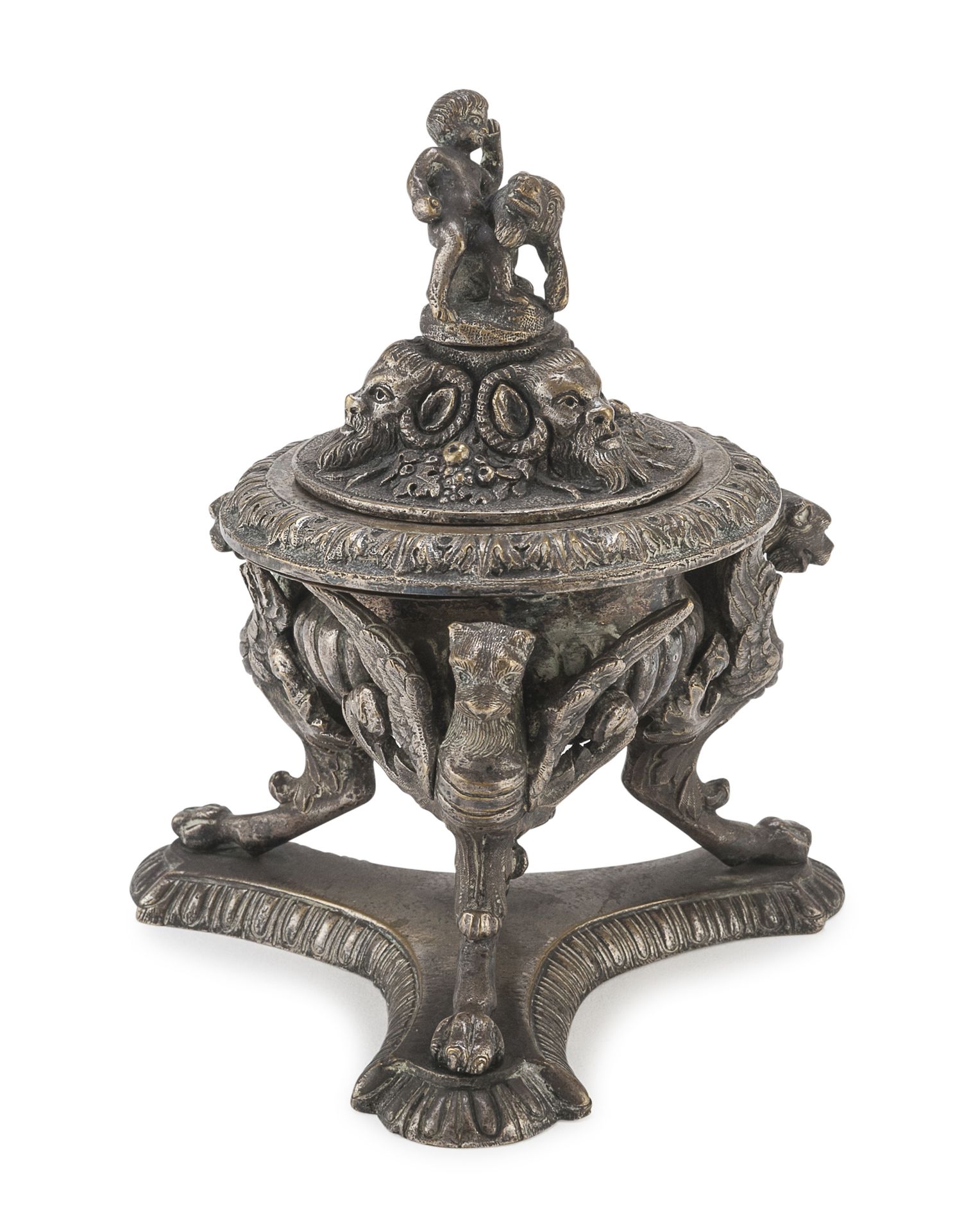 Null 银色铜质糖碗，20世纪

壶身和壶盖上装饰着神奇的动物形象。法老的脚，底部有掌纹。

尺寸为15 x 11厘米。