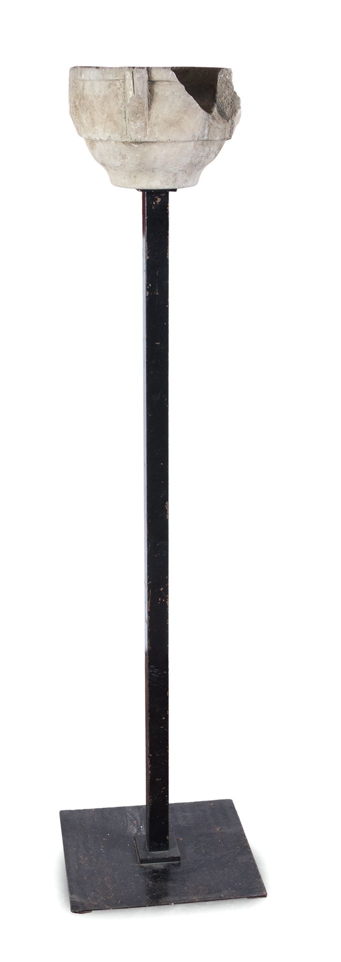 Null 石臼，可能来自哥特式时期

有四叶草。搁置在黑色漆面金属支架上。

迫击炮的尺寸，cm. 23 x 30 x 30。

总高度：184厘米。

一侧明&hellip;