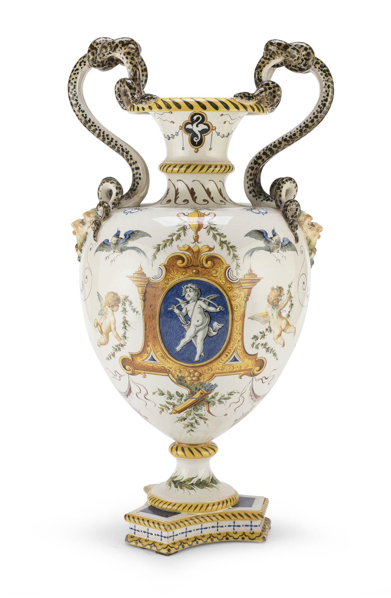 Null 陶瓷花瓶，19世纪中期

白色珐琅和多色，有拉斐尔式的装饰，有小天使的纹章，竖琴和装饰品。蛇形手柄，下有怪诞的脸。

品牌名称为蓝色，并有编号，在底座&hellip;