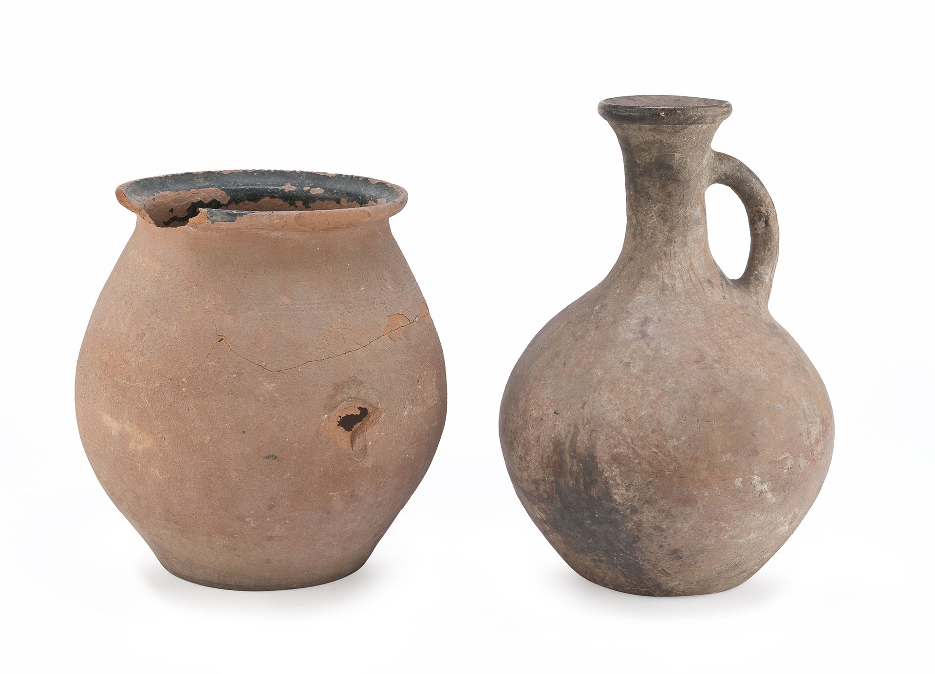 Null 陶器壶和陶器罐，20世纪初

形状为圆形。

尺寸为34 x 24厘米和26 x 27厘米。

罐子边缘破损，罐身有洞。