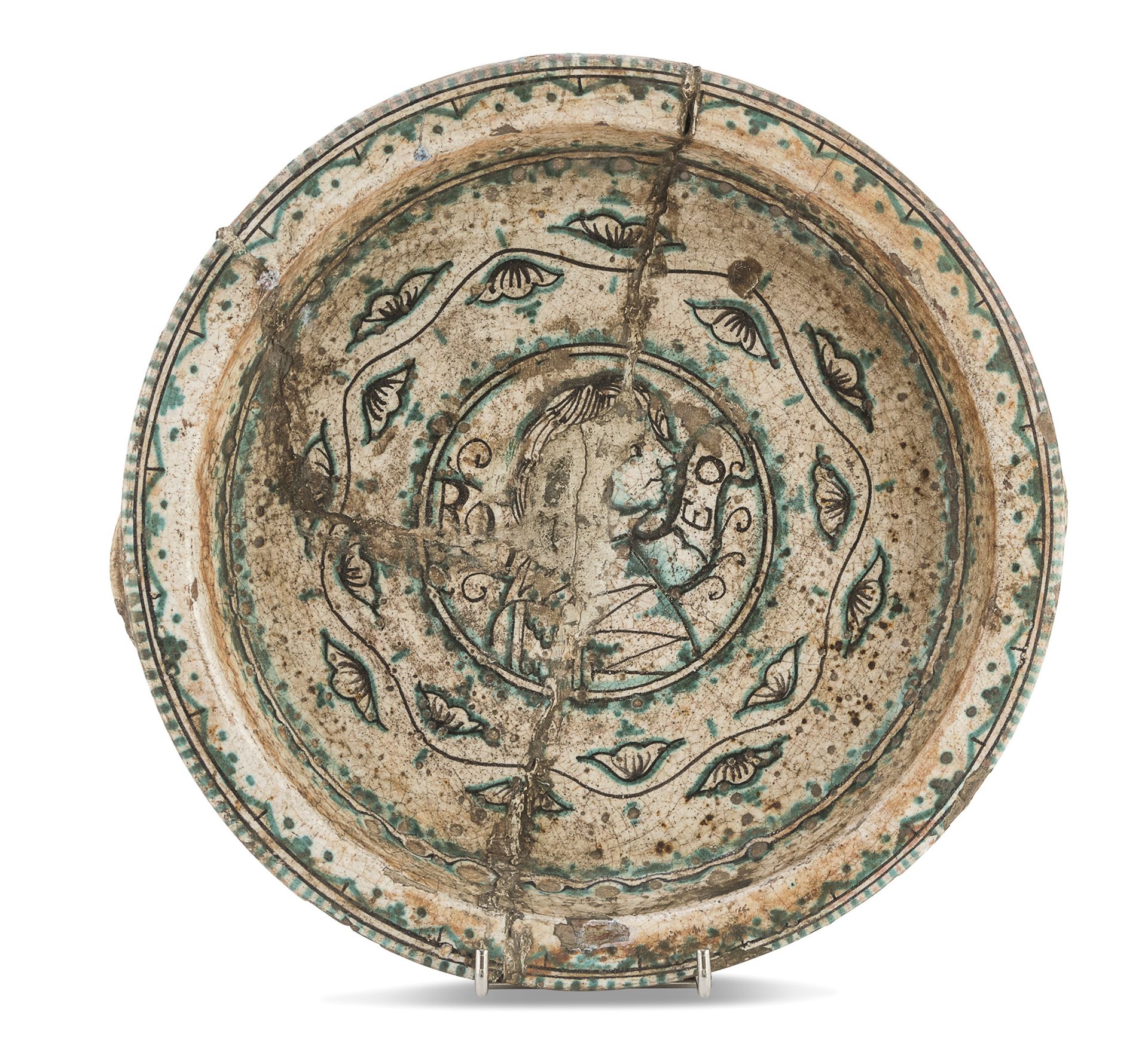Null 双层马约里卡盘，奥维多 十八世纪

中世纪风格，多色的女性轮廓装饰，帽檐上有几何装饰。

尺寸为4 x 25.5 x 27厘米。

根据碎片重建。