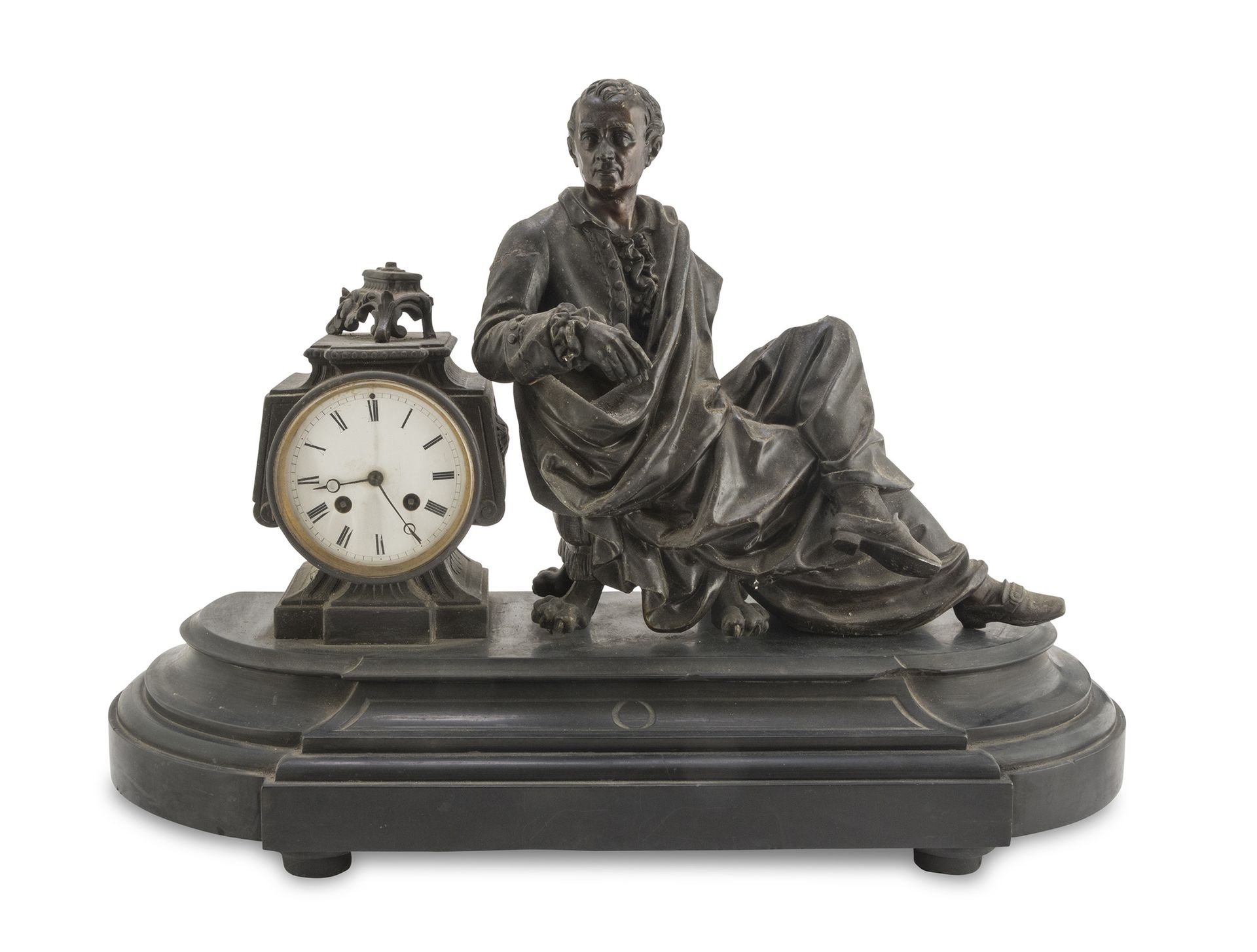 Null 锑制台钟，19世纪末

黑色铜锈，表盘旁有孟德斯鸠的形象。来自比利时的黑色大理石底座。

尺寸为42 x 60 x 22厘米。

突破到一只手臂，缺陷&hellip;