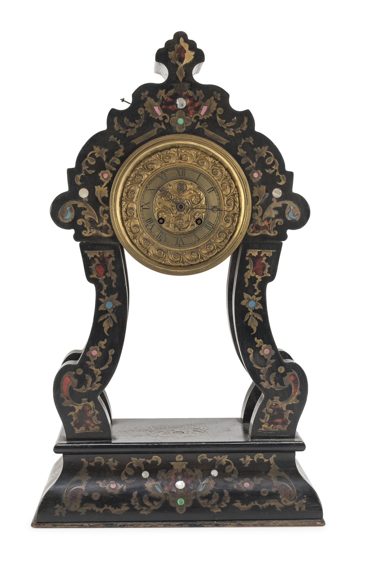 Null 乌木台钟，法国，19世纪

完全镶嵌在镀金金属、玳瑁、珍珠母和宝石上的植物图案。四个成型的立柱，凿刻的金属表盘。

尺寸为47 x 28 x 13厘米&hellip;