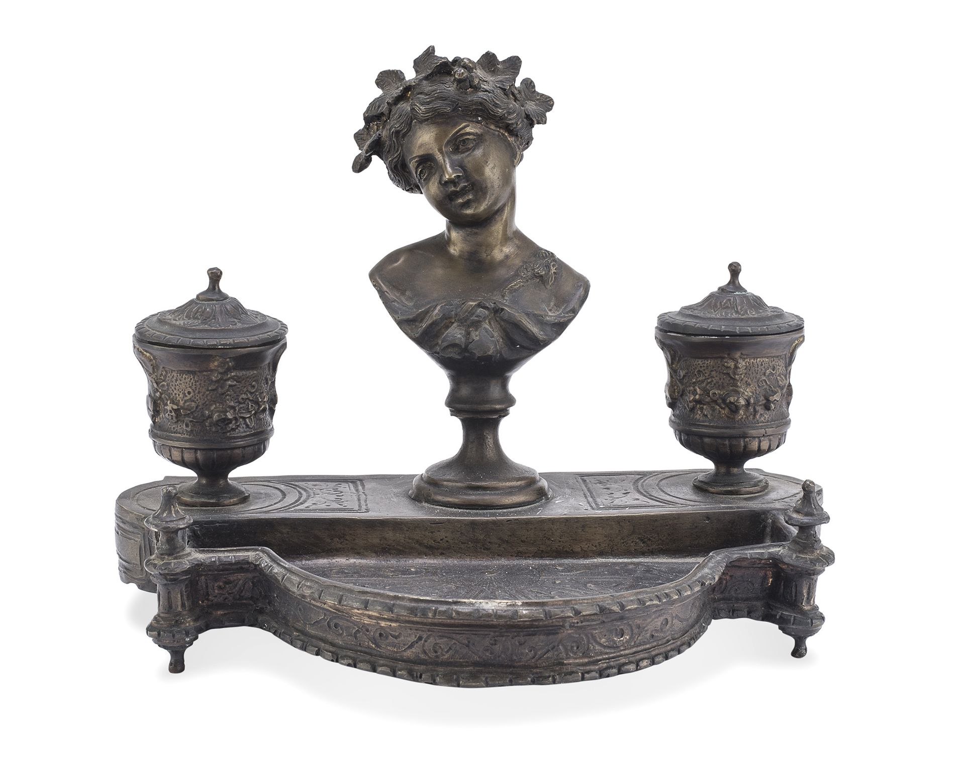 Null 青铜墨斗，19世纪末

有一个以年轻女郎的半身像为中心的双层追纹碗。梯形碗。

尺寸为22 x 28 x 20厘米。