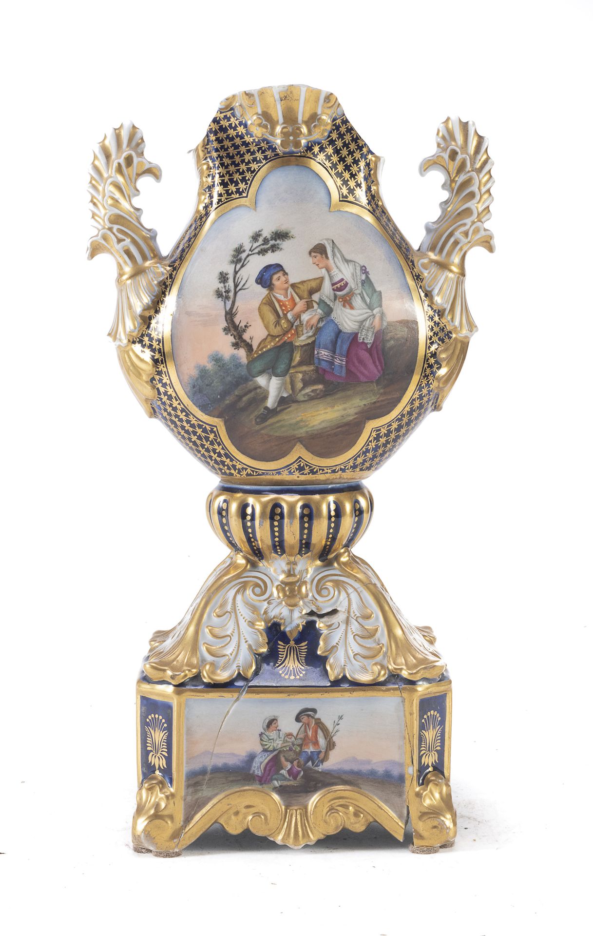 Null 瓷瓶残片，法国，19世纪

多色珐琅和黄金，装饰有农村农民的场景。枝繁叶茂的手柄和脚。

尺寸为40 x 16 x 15厘米。

上部完全缺失，有裂缝&hellip;