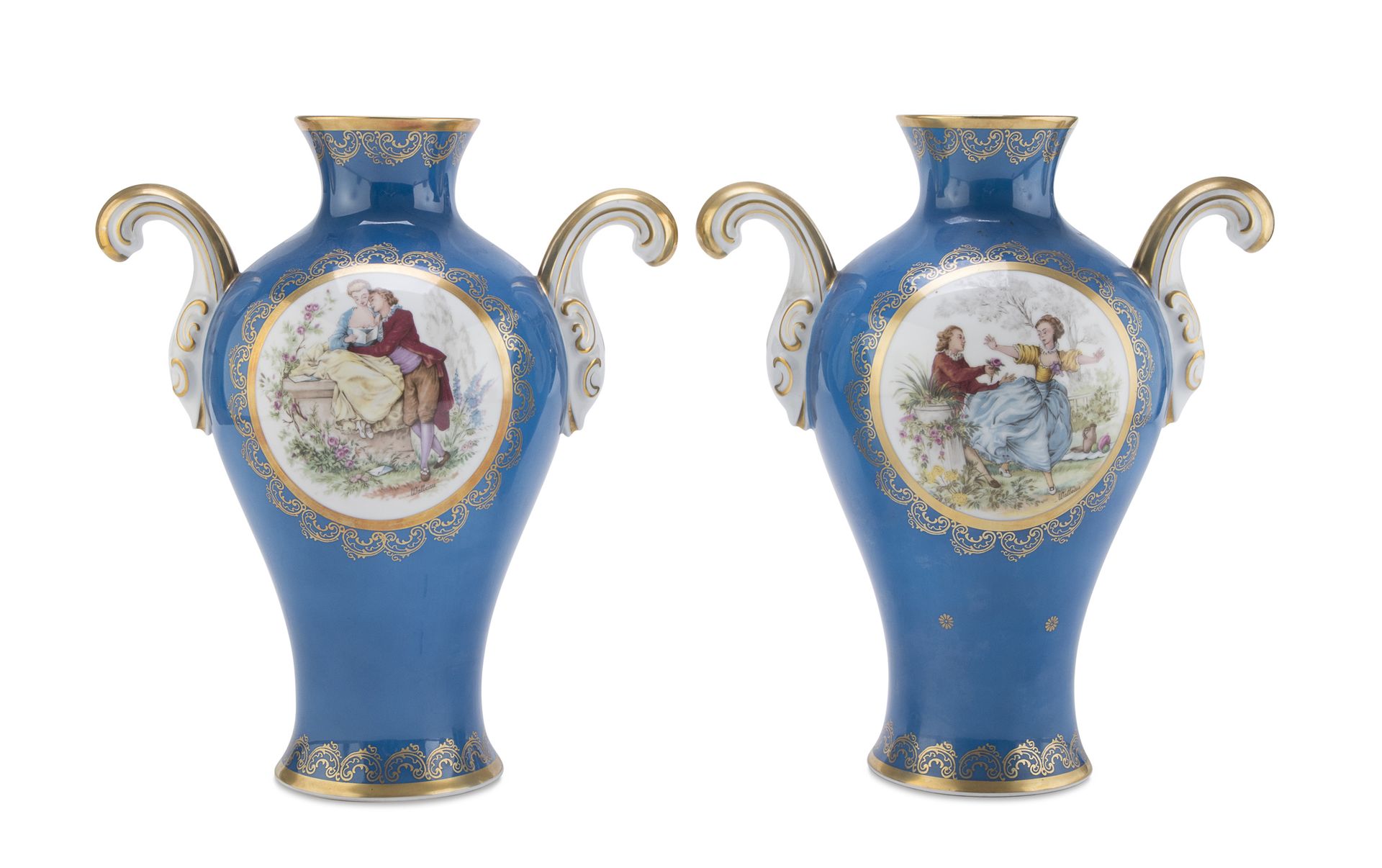 Null 一对瓷器花瓶，Sevres xx世纪

蓝地，有多色的英勇场景的装饰。金色的亮点。

尺寸为31 x 26 x 13厘米。

一个脖子上的刺绣。
