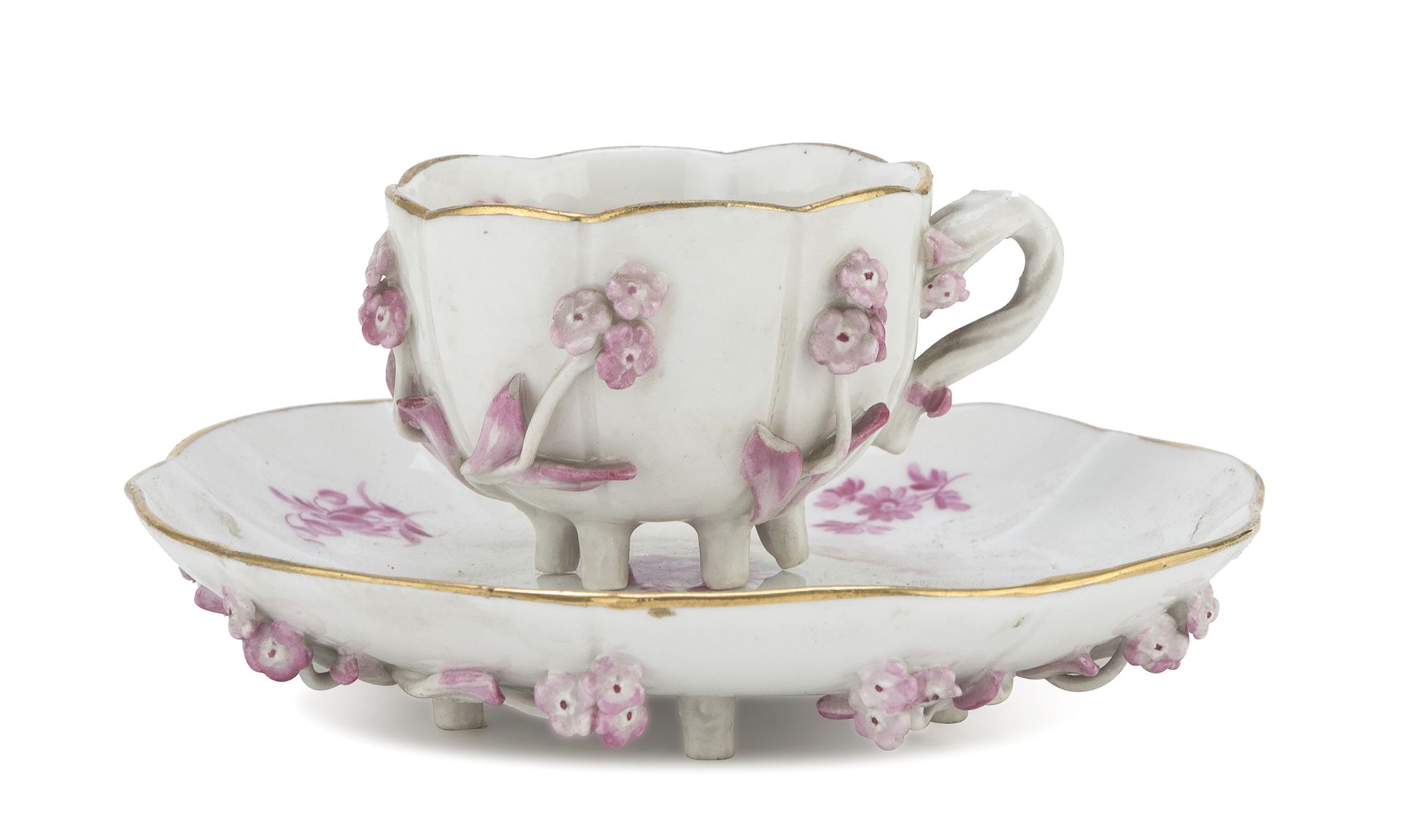 Null 瓷杯和碟子，可能是19世纪末的巴黎

粉红色的珐琅，杯身有浮雕的花卉装饰。

品牌名称为蓝色。

杯子大小为5 x 6 x 8厘米。