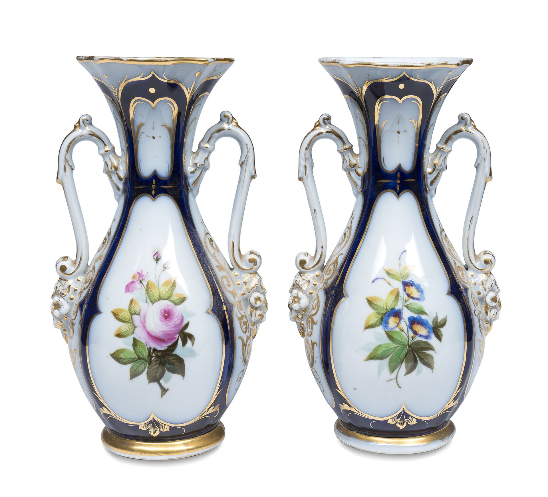 Null PAIRE DE VASES EN PORCELAINE, 19E SIÈCLE

Émail cobalt, or et polychrome, a&hellip;