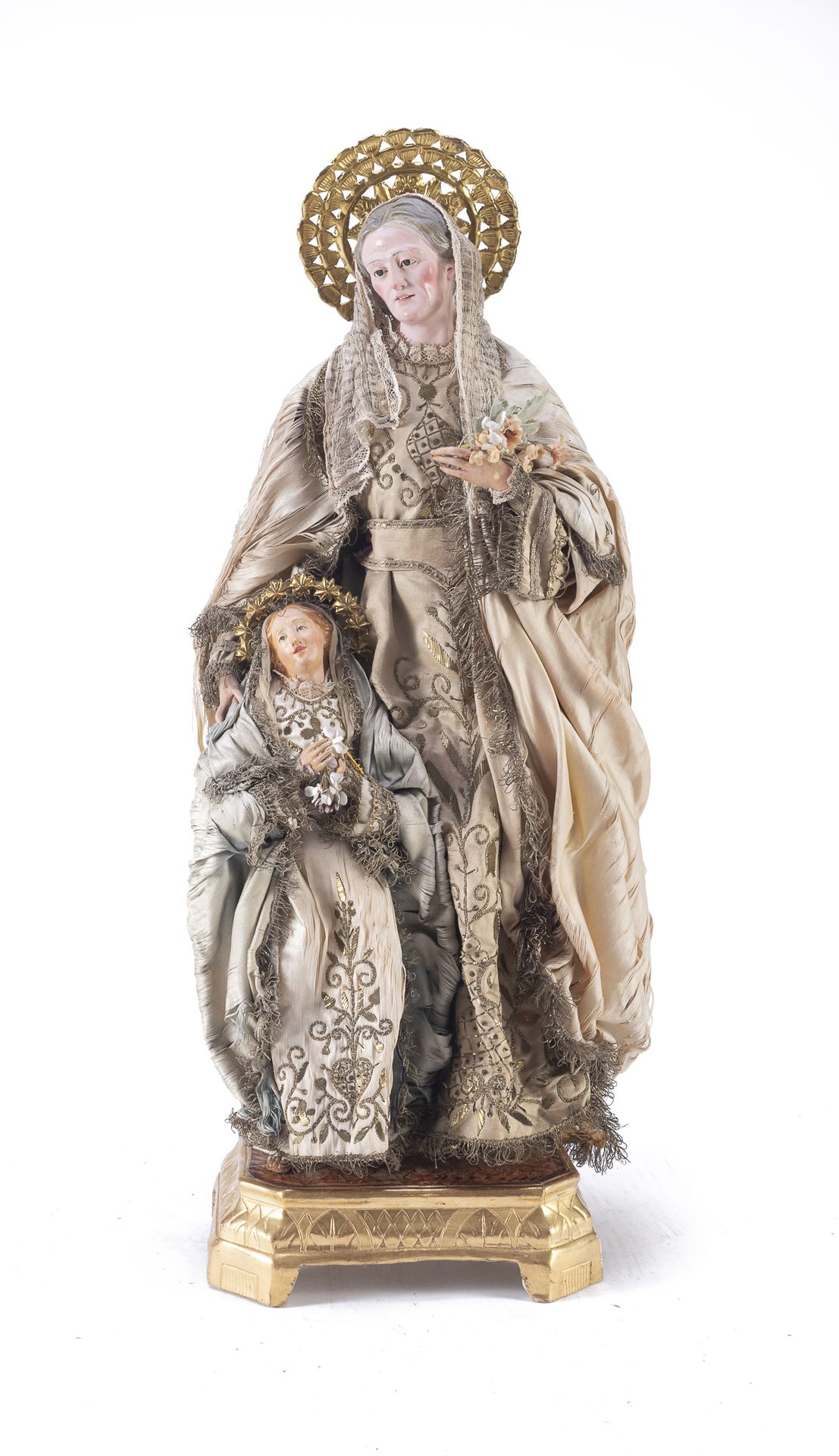 Null 两张婴儿床，那不勒斯，19世纪末

描绘圣安妮和圣母的陶瓷、绳木和金属作品。金色的绗缝长袍。镀金的木质底座。

尺寸为70 x 30 x 20厘米。