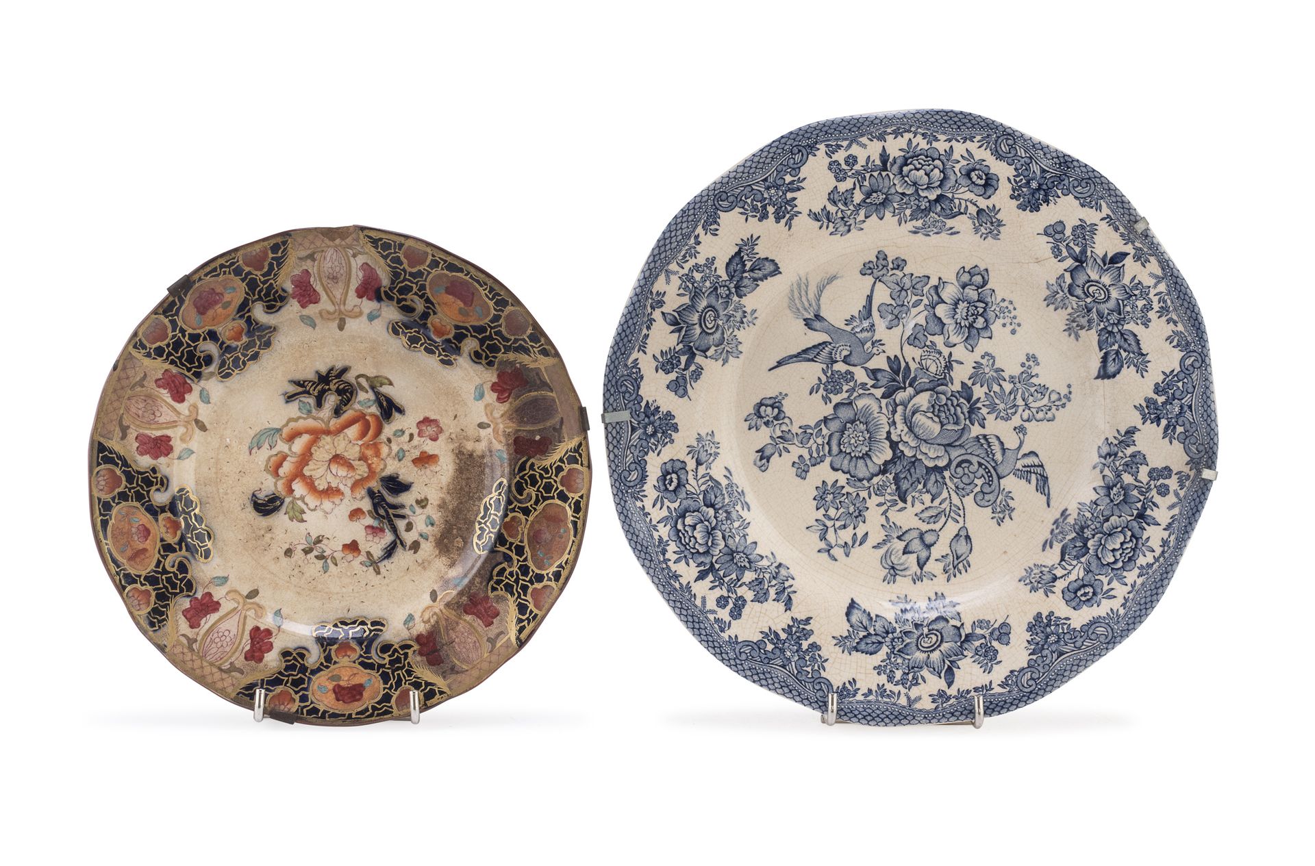 Null 两个陶器盘子，英格兰 19世纪末

有植物装饰。

直径25厘米和20厘米。

缺陷。