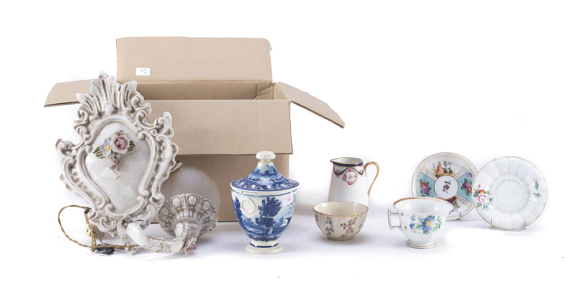 Null BOX WITH CERAMIC AND PORCELAIN OBJECTS