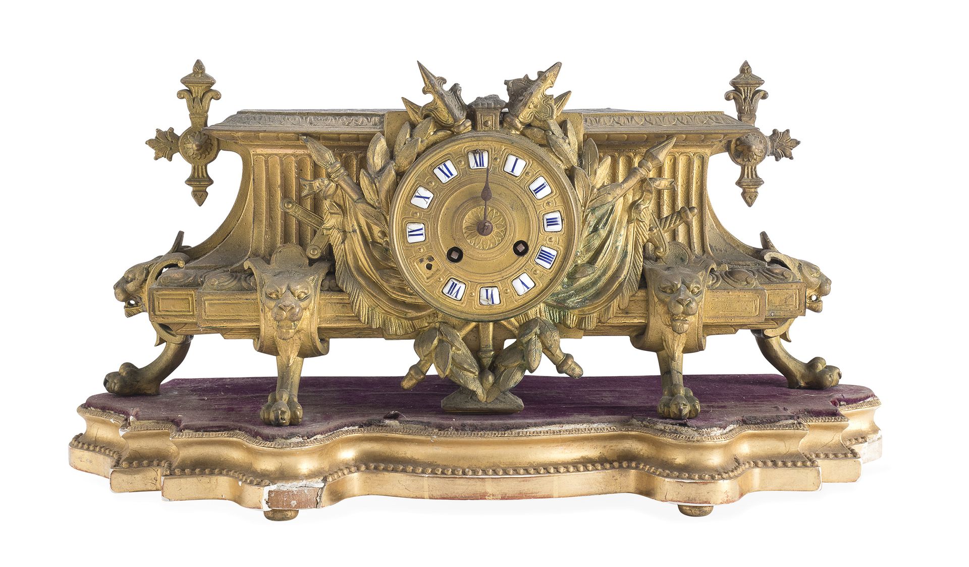 Null 青铜桌钟底座，19世纪

表盘上有珐琅斑块和凯旋门框。有棱角的立柱，放大的脚。配有木质底座。

尺寸为22 x 44 x 19厘米。

顶部有缺陷。