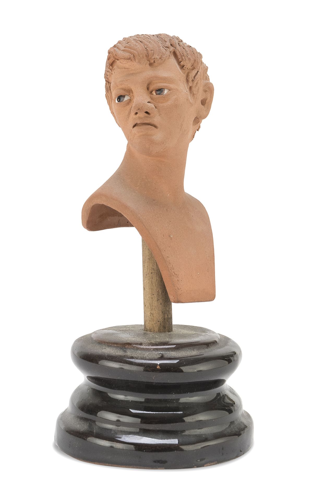 Null 那不勒斯陶艺家，20世纪



男性胸围

带玻璃眼睛的小陶器雕塑，9x 5 x 4厘米

背面有签名 "Pia Fildi"。

陶瓷底座