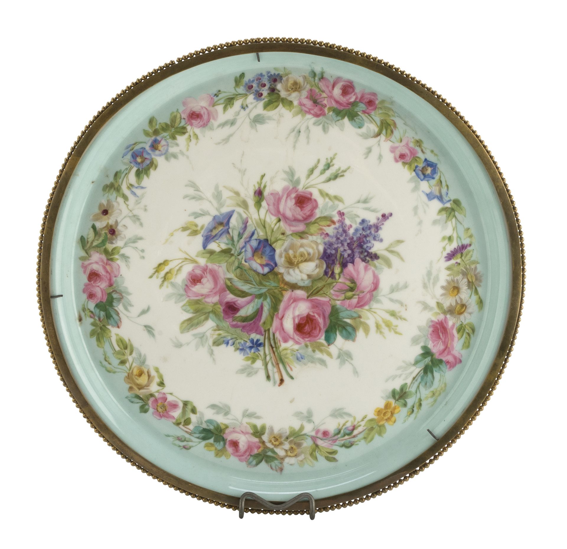 Null 瓷盘，19世纪末

带多色花装饰。黄铜边缘有珠子。

直径45厘米。