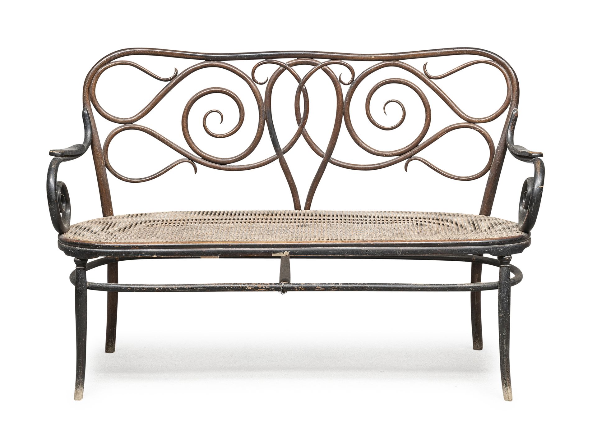 Null THONET沙发，约1900年。


榉木材质，有弧形靠背，镂空的卷轴图案。维也纳草席。略带剑形的腿。


尺寸为120 x 143 x 52厘米。
&hellip;