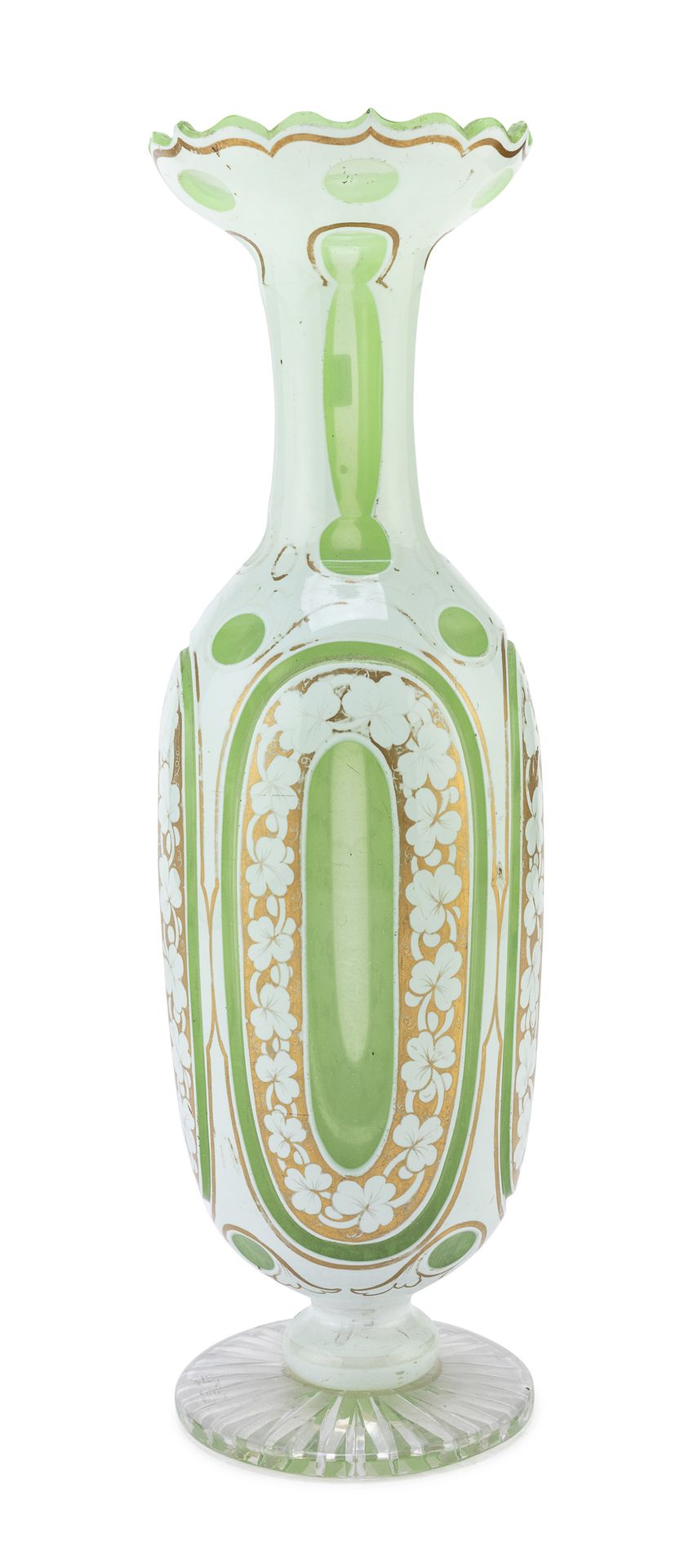 Null 玻璃花瓶，奥地利 20世纪初


绿色和白色的背景，地面部分装饰着花环和金色的亮点。


尺寸为39 x 11厘米。