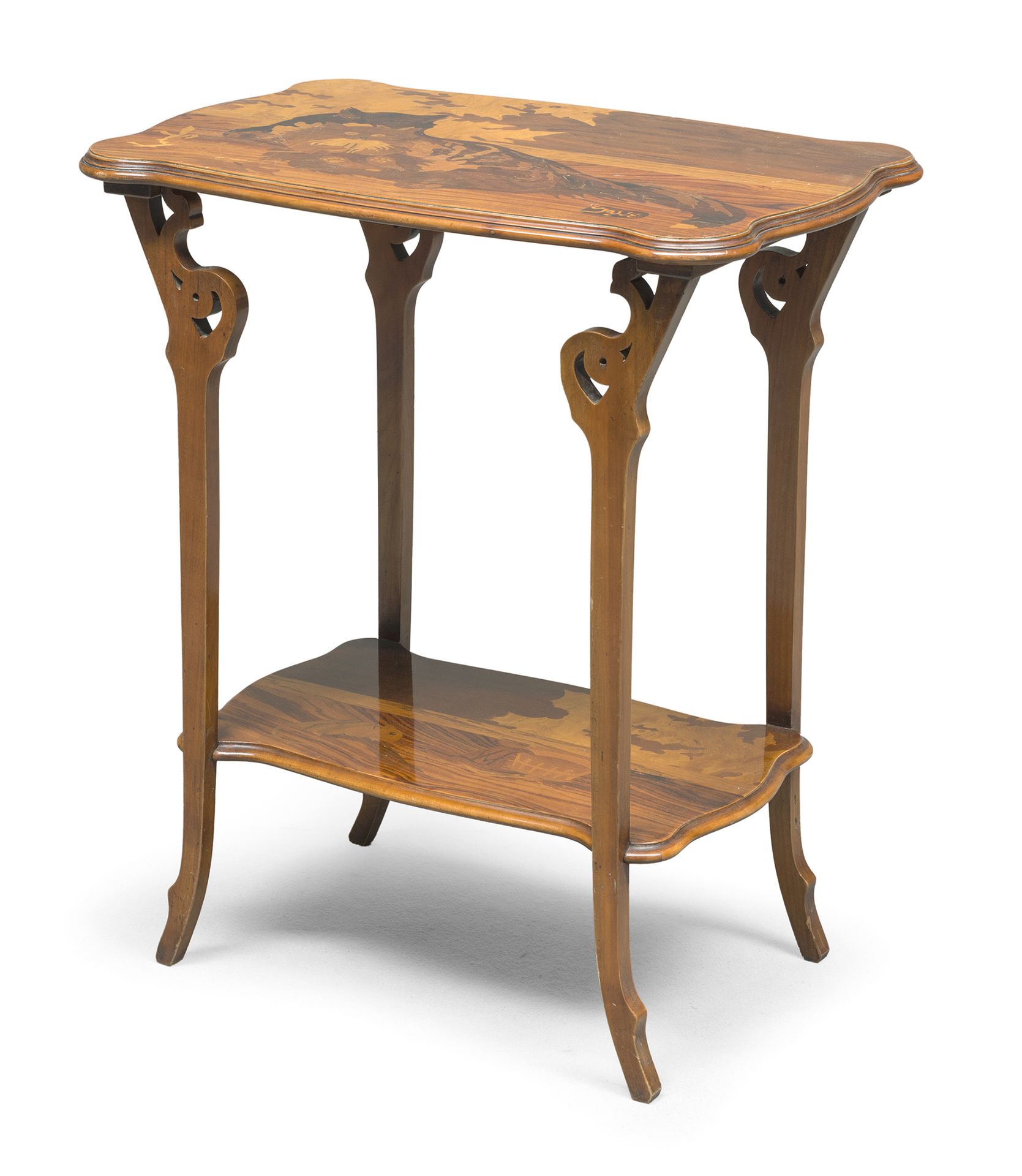 Null 嵌板桌，可能是EMILE GALLÈ 1900年约。


枫木，顶部镶嵌有动物形象的果木。马刀腿由一个下层架子连接。


签名在右上角的书架上。


&hellip;