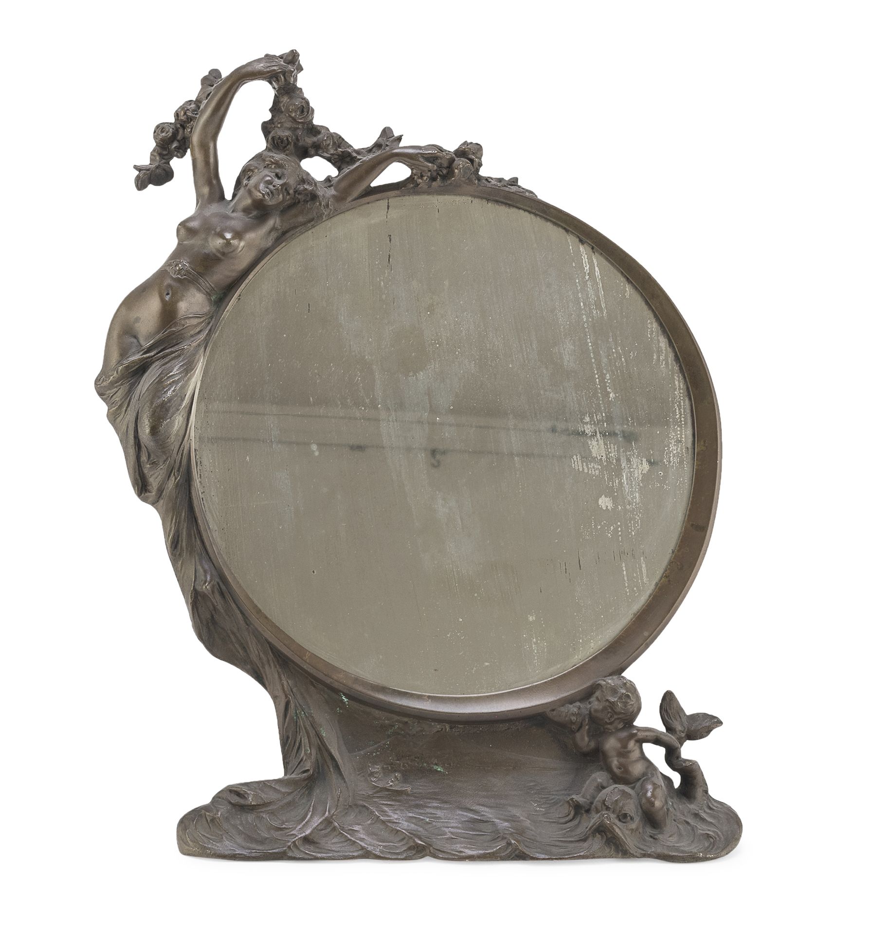Null 青铜桌镜，新艺术主义时期


带有烧焦的铜锈，圆形的镜子上有一个女人的花卉雕塑。景观基地，有普托和特里顿。


尺寸为46 x 39厘米。
