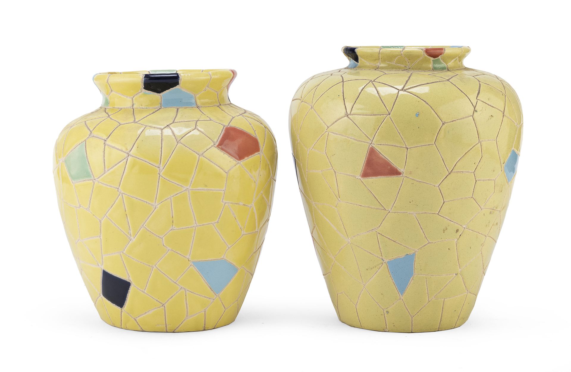 Null PAIRE DE VASES EN CÉRAMIQUE, ANNÉES 1970


en émail jaune et polychrome ave&hellip;