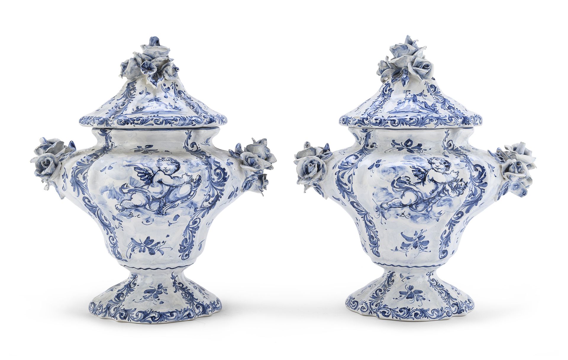 Null 一对陶瓷壶，P. Gaggiero Albisola, 20世纪


白色和蓝色的釉面，有山水和花卉装饰。螺帽和浮雕花的cyma。


底下的品牌名称&hellip;