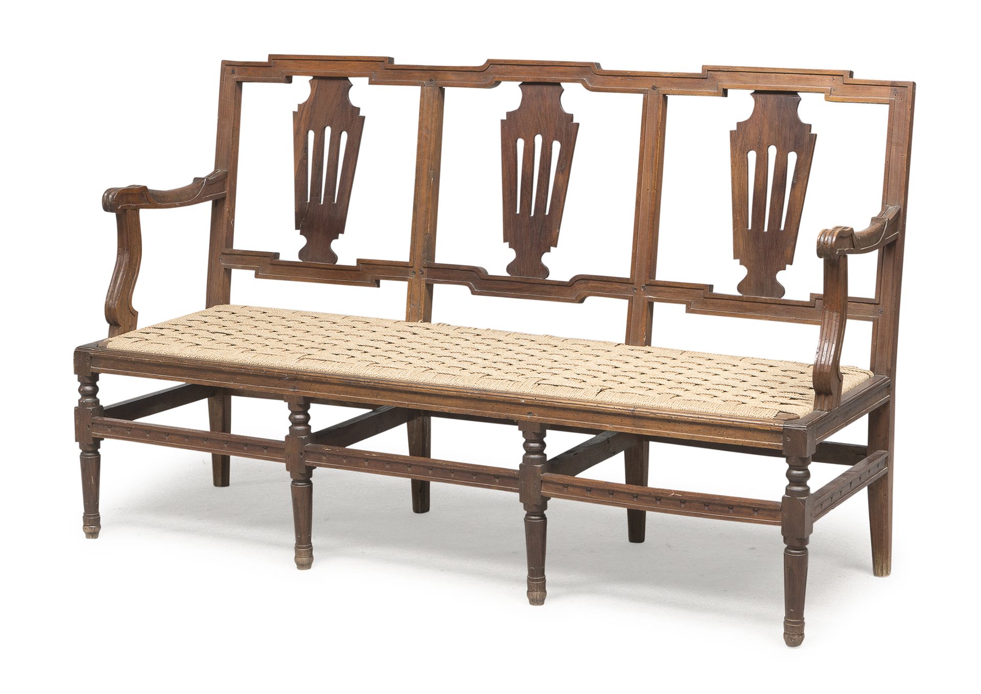 Null 胡桃木沙发，意大利中部，18世纪末


有三方背板，带琴形折页。草编座椅，罗纹扶手，线轴腿。


尺寸：90 x 146 x 50厘米。


状况良好&hellip;